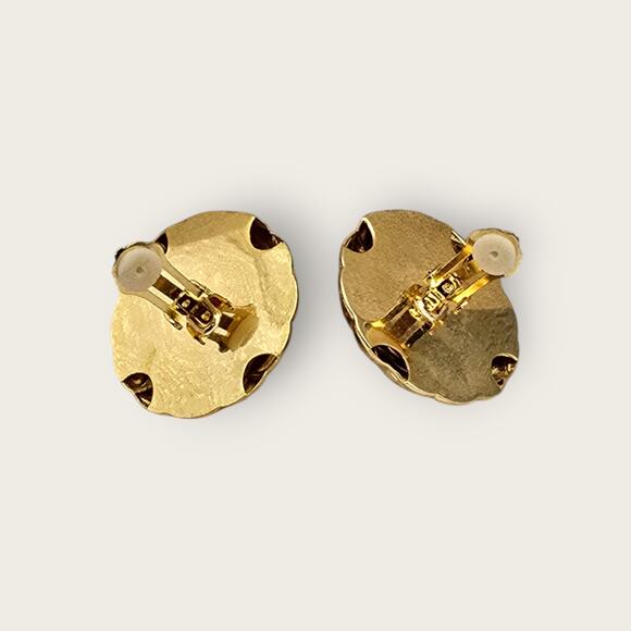 Vintage 1980s Gold Quilted Pearl Clip-On Earrings – Classic Old Money Style - Picture 7 of 8